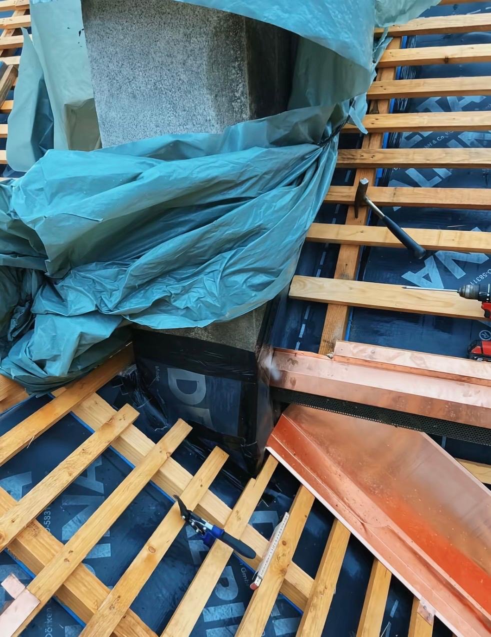 Abergement de cheminée en cuivre sur liteaunage et écran sous toiture