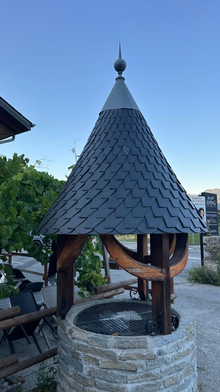 Couverture en ardoise d’un toit conique de puits