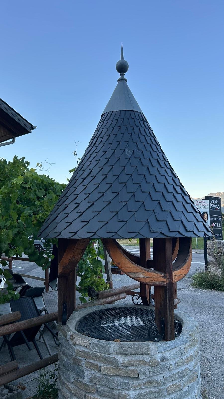 Couverture en ardoise d’un toit conique de puits