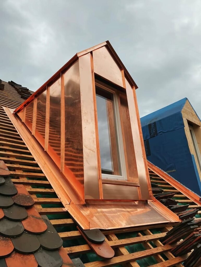 Lucarne habillée de cuivre, finitions de zinguerie